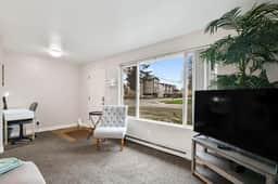 Central Location, Cozy Furnished Apartment #4.