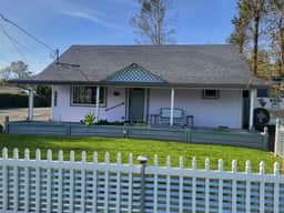 Cute Cottage with fully fenced yard, covered back patio with firepit.