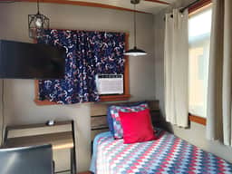 Sweet Caravan Tiny Home by creek & bay. Twin bed.