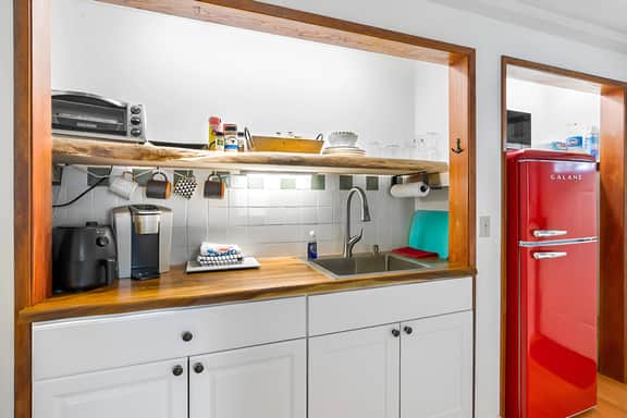 Nestled across from beach, find a versatile studio.