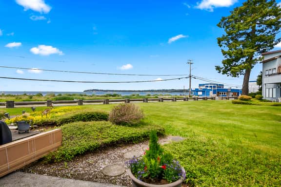 Jacob's Landing - front walk out condo. Bay view