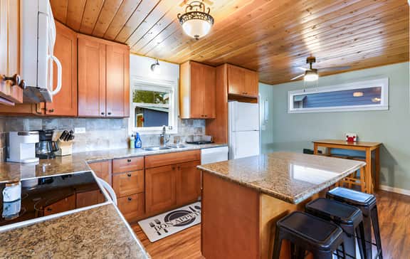 Cottage & Cabana between creek and Bay