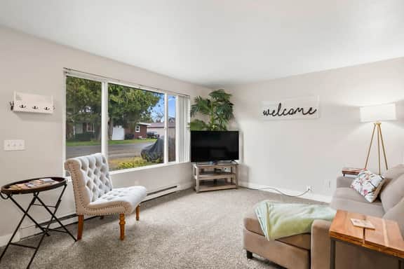 Central Location, Cozy Furnished Apartment #4.