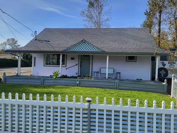 Cute Cottage with fully fenced yard, covered back patio with firepit.