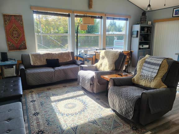 Cute Cottage with fully fenced yard, covered back patio with firepit.