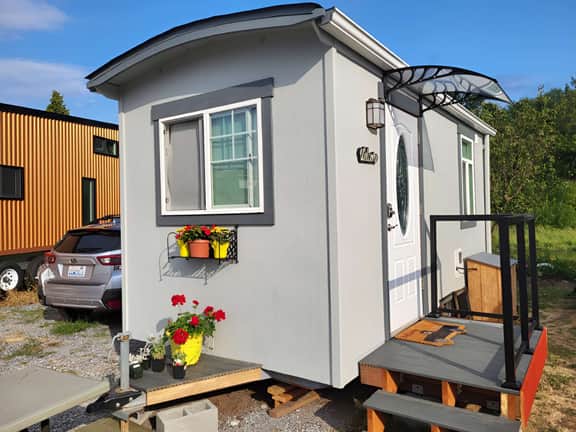 Sweet Caravan Tiny Home by creek & bay. Twin bed.