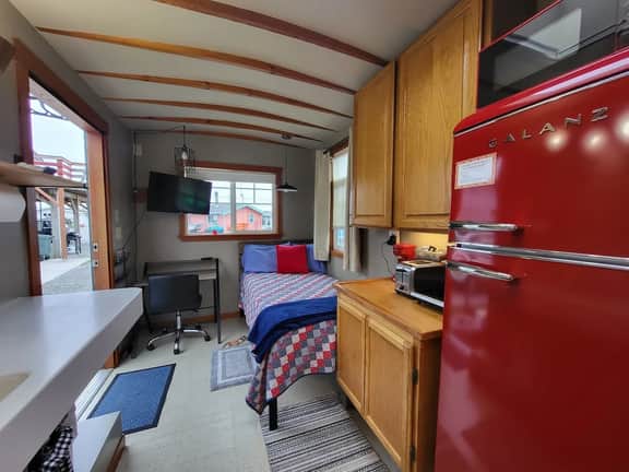 Sweet Caravan Tiny Home by creek & bay. Twin bed.