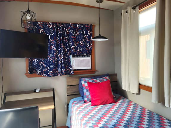 Sweet Caravan Tiny Home by creek & bay. Twin bed.