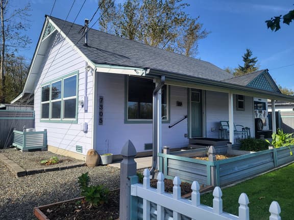 Cute Cottage with fully fenced yard, covered back patio with firepit.