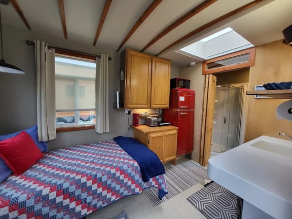 Sweet Caravan Tiny Home by creek & bay. Twin bed.